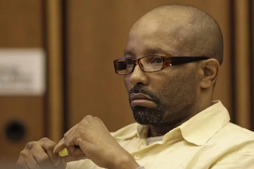 Entonijs Sovels tiesā valkā dzeltenu kreklu.' typeof='foaf:Image' title=