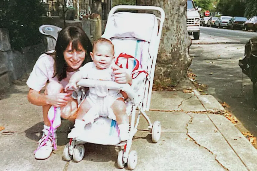 Patricia McDermott amb la seva filla Angela a l'episodi 2 de la temporada 1 de Philly Homicide' typeof='foaf:Image' title=