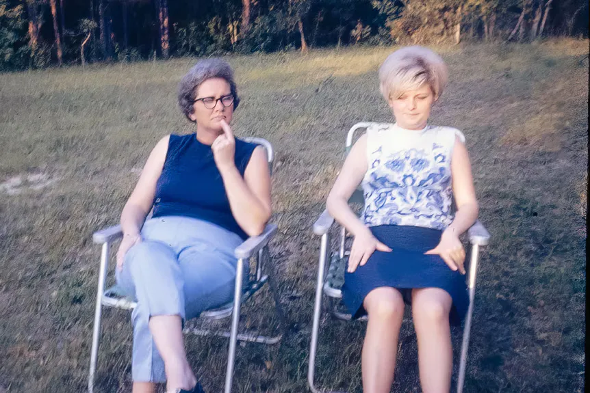 Margaret Abernathy i Priscilla Matula assegudes a les cadires de gespa que apareixen a l'episodi 316 de Real Murders of Atlanta.' typeof='foaf:Image' title=