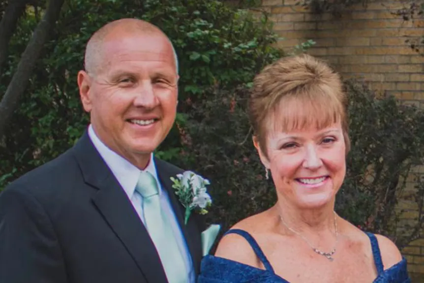 ジム・ソーワと妻のバーバラ・ソーワがフィラデルフィア殺人事件シーズン 1 エピソード 3 に登場' typeof='foaf:Image' title=