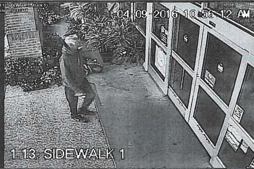 Övervakningsvideo av Barney Simms med i Real Murders Of Atlanta säsong 3 avsnitt 10' typeof='foaf:Image' title=