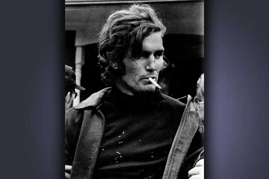 Пол Джон Ноулз курит сигарету.' typeof='foaf:Image' title=