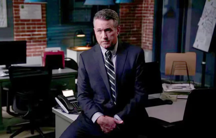 Chris McMullin usa un traje mientras filma ante la cámara para Philly Homicide' typeof='foaf:Image' title=