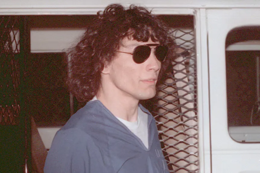 Richard Ramirez nosí slnečné okuliare pred väzenskou dodávkou' typeof='foaf:Image' title=