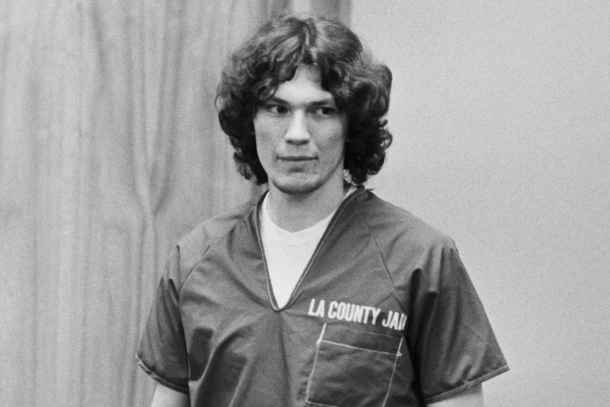 Richard Ramirez usa macacão de prisão ao entrar no tribunal' typeof='foaf:Image' title=