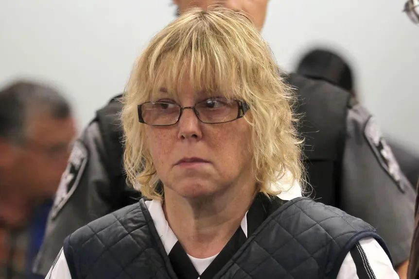 Joyce Mitchell nosi okulary w sądzie w 2015 r' typeof='foaf:Image' title=
