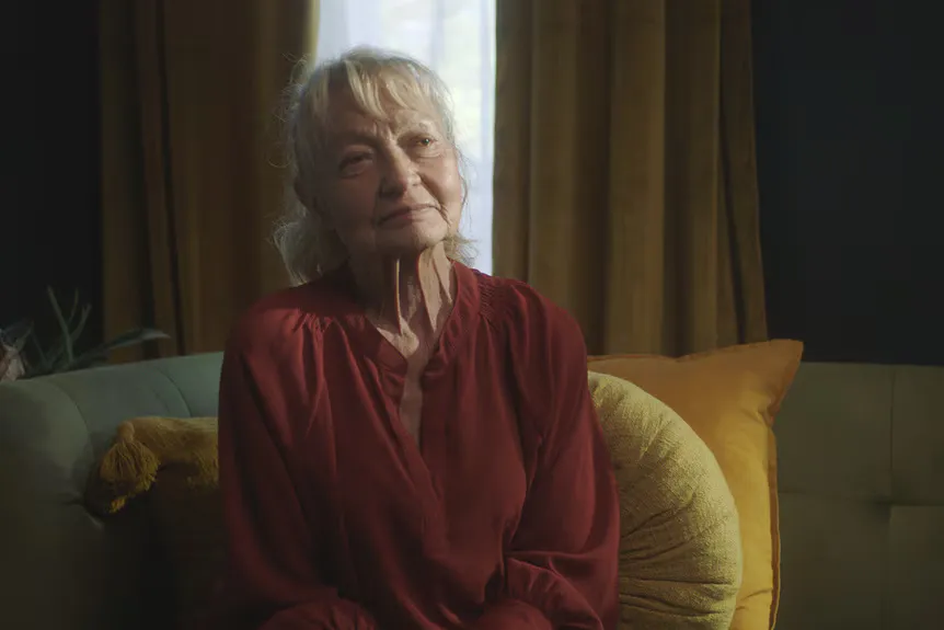 Denise Marks siedzi na kanapie podczas wywiadu na temat planu zabicia odcinka 2 sezonu 1' typeof='foaf:Image' title=