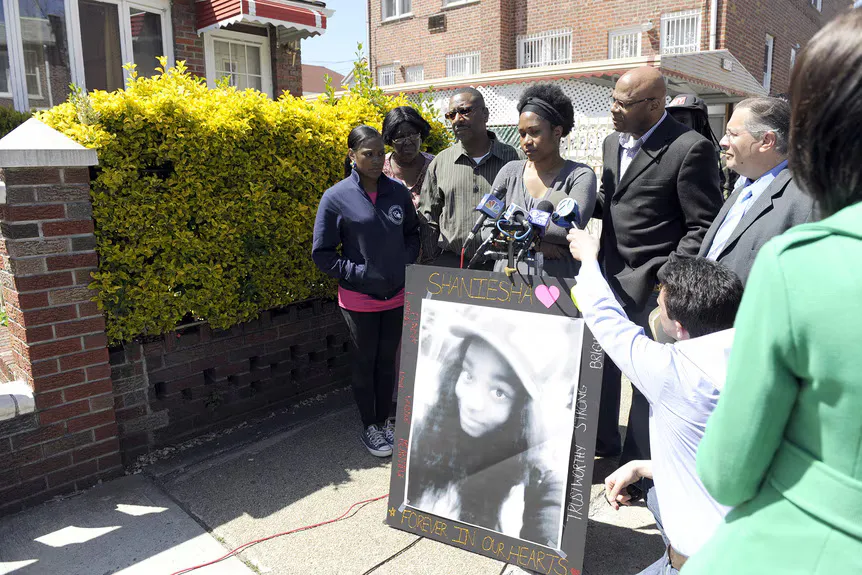 La familia y los amigos de Shaniesha Forbes sostienen un cartel de su rostro durante una conferencia de prensa.' typeof='foaf:Image' title=