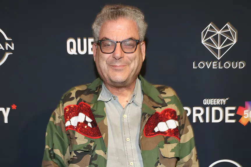 Michael Musto sonríe con una chaqueta de camuflaje en The Edison Ballroom' typeof='foaf:Image' title=