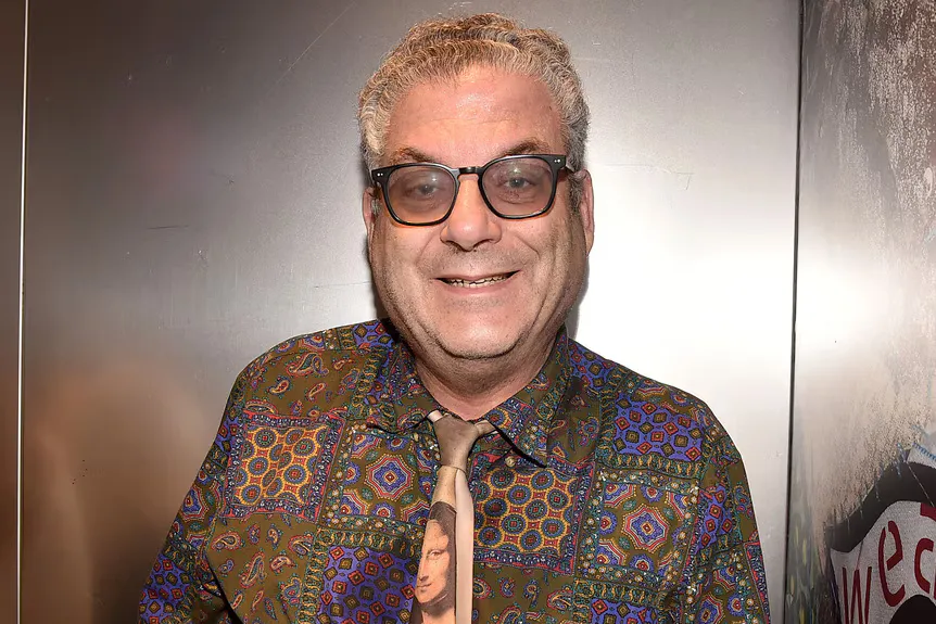 Michael Musto sonríe con una camisa estampada en el Museo de Arte y Diseño' typeof='foaf:Image' title=