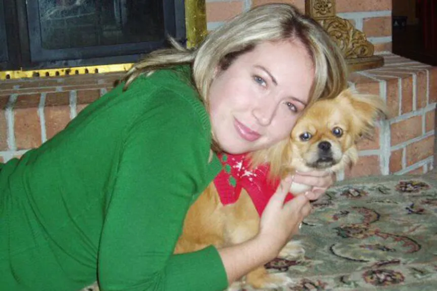 פוסט במדיה החברתית של לורן גידינגס מחבקת כלב' typeof='foaf:Image' title=