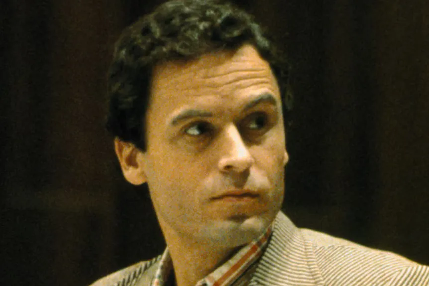 Ted Bundy mira fora del tribunal' typeof='foaf:Image' title=