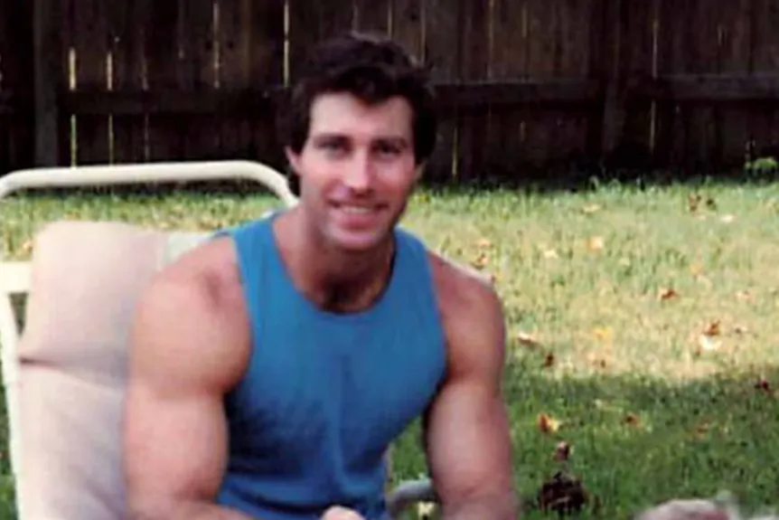 Robert Alan Fratta, que aparece en Prosecuting Evil Episodio 203, sonríe con una camiseta azul sin mangas.' typeof='foaf:Image' title=