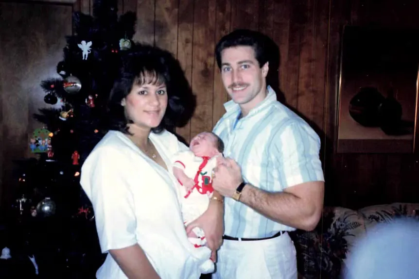 Farah Fratta y Robert Alan Fratta, que aparecen en Prosecuting Evil Episodio 203, sostienen a su recién nacido.' typeof='foaf:Image' title=