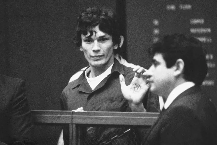 Ричард Рамирес в суде поднимает руку с пентаграммой на ладони' typeof='foaf:Image' title=