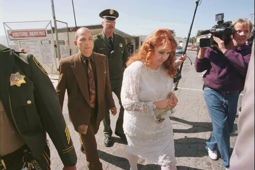 Doreen Lioy går ind i fængslet i sin brudekjole' typeof='foaf:Image' title=