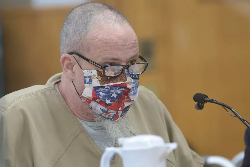 브라이언 드립스(Brian Dripps)가 법정에서 연설하고 있다' typeof='foaf:Image' title=