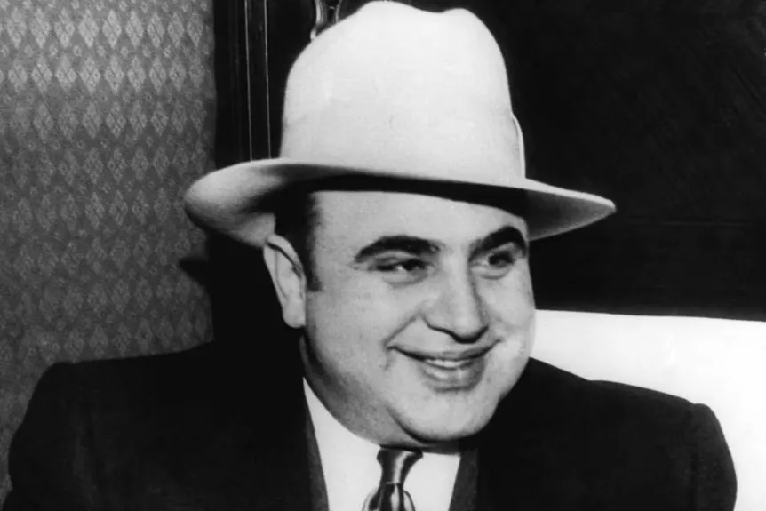 Al Capone nosí klobouk a usmívá se v roce 1930' typeof='foaf:Image' title=