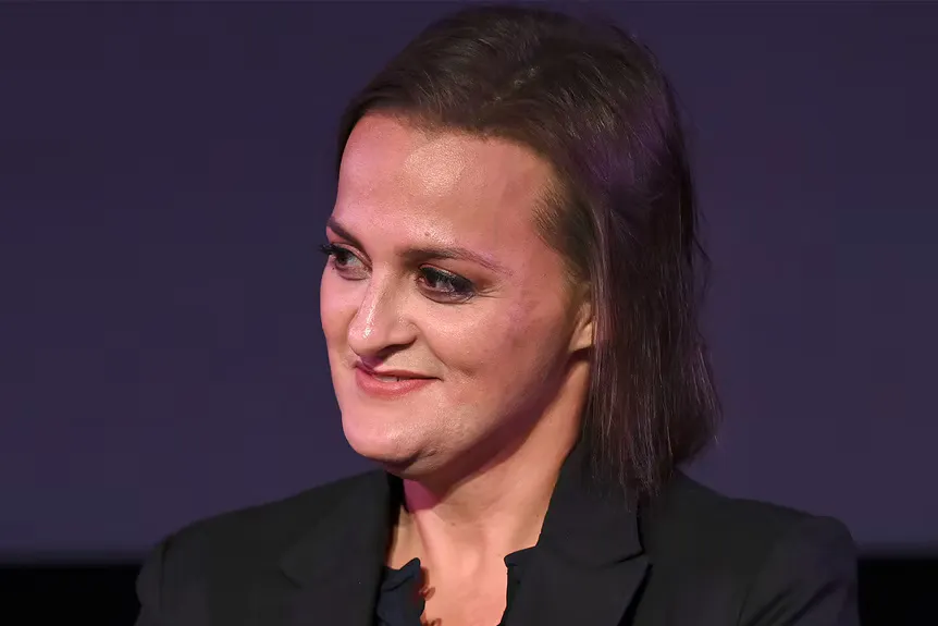 Elisabeth R. Finch sedí na pódiu během panelu' typeof='foaf:Image' title=