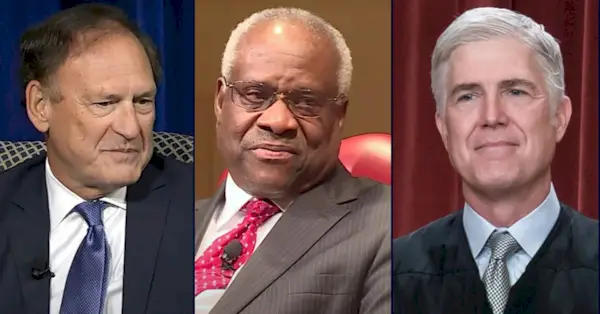 왼쪽이 Samuel Alito 판사; 중앙: Clarence Thomas, 중앙; 닐 고서치(오른쪽)