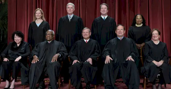 Leden van het Hooggerechtshof nemen plaats voor een nieuw groepsportret na de toevoeging van Associate Justice Ketanji Brown Jackson, in het gebouw van het Hooggerechtshof in Washington, vrijdag 7 oktober 2022. Onderste rij, van links: Associate Justice Sonia Sotomayor, Associate Justice Clarence Thomas, opperrechter van de Verenigde Staten John Roberts, Associate Justice Samuel Alito en Associate Justice Elena Kagan. Bovenste rij, van links: Associate Justice Amy Coney Barrett, Associate Justice Neil Gorsuch, Associate Justice Brett Kavanaugh en Associate Justice Ketanji Brown Jackson. (AP Foto/J. Scott Applewhite)