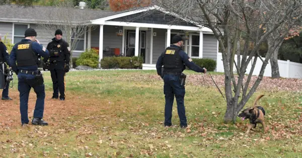 Las autoridades convergen en la casa propiedad de Gregory Yetman. La búsqueda del FBI de Gregory Yetman, sospechoso buscado en relación con el ataque del 6 de enero al Capitolio de los Estados Unidos, ingresa al segundo día en Helmetta. Los equipos SWAT del FBI y la Fuerza de Tarea Conjunta contra el Terrorismo registraron la propiedad de Gregory Yetman el jueves por la mañana. Se busca a Gregory Yetman en relación con el ataque del 6 de enero de 2021 al Capitolio de Estados Unidos en Washington, DC. (Foto de Kyle Mazza / SOPA Images/Sipa USA)(Sipa vía AP Images)