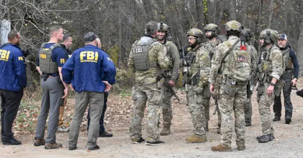 Agentes del FBI barren la propiedad de Gregory Yetman. La búsqueda del FBI de Gregory Yetman, sospechoso buscado en relación con el ataque del 6 de enero al Capitolio de los Estados Unidos, ingresa al segundo día en Helmetta. Los equipos SWAT del FBI y la Fuerza de Tarea Conjunta contra el Terrorismo registraron la propiedad de Gregory Yetman el jueves por la mañana. Se busca a Gregory Yetman en relación con el ataque del 6 de enero de 2021 al Capitolio de Estados Unidos en Washington, DC. (Foto de Kyle Mazza / SOPA Images/Sipa USA)(Sipa vía AP Images)
