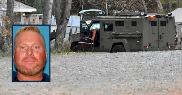 Antecedentes: La búsqueda del FBI de Gregory Yetman, sospechoso buscado en relación con el ataque del 6 de enero al Capitolio de los Estados Unidos, ingresa al día 2 en Helmetta, Nueva Jersey, Estados Unidos, el 9 de noviembre de 2023. Los equipos SWAT del FBI y el Grupo de Trabajo Conjunto contra el Terrorismo registraron la propiedad de Gregory Yetman el jueves por la mañana. Se busca a Gregory Yetman en relación con el ataque del 6 de enero de 2021 al Capitolio de Estados Unidos en Washington, DC. (Foto de Kyle Mazza/NurPhoto vía AP)/ Recuadro: Foto de Gregory C. Yetman proporcionada por el FBI